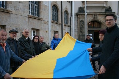 Döbelns Oberbürgermeister Sven Liebhauser (CDU, r.) beim Hissen der ukrainischen Flagge vor dem Rathaus der Stiefelstadt.