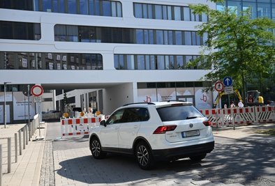 So wie diesem Autofahrer ging es am Dienstagmorgen vielen: Die Zufahrt zum Eins-Sitz und benachbarten Gebäuden verläuft nun nicht mehr über die Umleitung, sondern über Bahnhof- und Johannisstraße. 