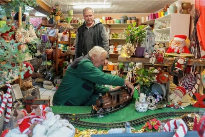 Die Feldbahn im Schaufenster von Zierpflanzen Koch an der Oststraße in Hohenstein-Ernstthal begeistert vor allem Kinder.