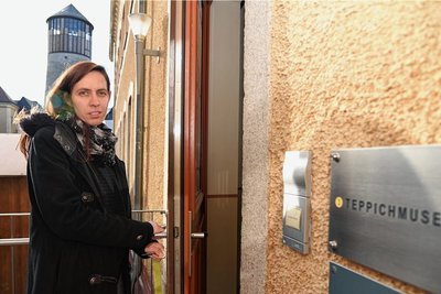 Tina Reitz, Leiterin der Museen Schloss Voigtsberg in Oelsnitz, sperrt das Teppichmuseum ab. Es ist ab 9. Januar für Besucher zu.