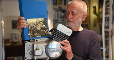 Der immer noch beruflich aktive Karl Clauss Dietel präsentiert das neue Buch über ihn und den Simson-Motor M 531. 