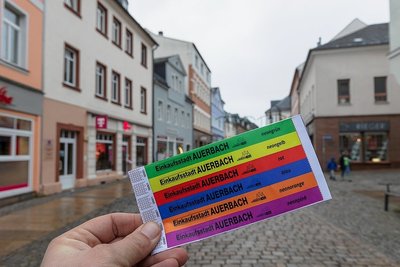 Jeden Werktag kommt ein anderes farbiges Armband zum Einsatz, um so einen leicht zu kontrollierenden 2G-Status für das Einkaufen in den Geschäfte der Auerbacher Innenstadt nachzuweisen. 
