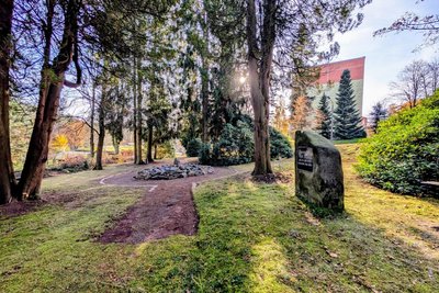 Der Park am Waldstadion enthält mehrere Gedenksteine.