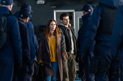 Wettermoderatorin Margaret Fairchild (Emily Blunt) und Cybersicherheitsexperte Daniel Kellner (Josh O'Connor) werden gejagt.