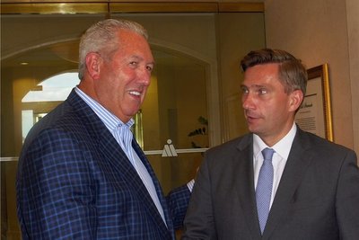 Magna-Vorstandsmitglied Jim Tobin (l.) lotete mit Wirtschaftsminister Martin Dulig Möglichkeiten der Vertiefung der Zusammenarbeit in Sachsen aus.