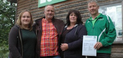 Zu Besuch in der alten Heimat: Michelle (l.), Werner und Petra Pitzen, die ihre Wurzeln in Langenstriegis hat, bekamen vom Vereinschef des Langenstriegiser SV, Olaf Meyer (r.) , eine Spende überreicht. Rund 2417 Euro wurden beim Reitturnier im Ort vor zwei Wochen gesammelt. 
