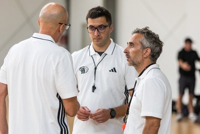 Cheftrainer Rodrigo Pastore mit seinen Assistenten Gjorgji Kochov und Pablo Del Tio Muñoz (von links). Foto: Alexander Trienitz