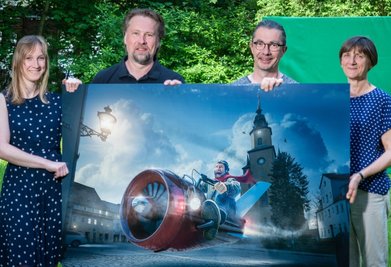 Macher-Quartett: Sabrina Leetz von der Stadtinformation, Thomas Kruse, Rolf Büttner und Erika Wünsch (von links) stecken hinter den Bildern der Freiluft-Fotoschau Perspektiva in Oederan.
