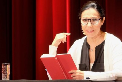 Katrin Weber ist regelmäßig zu Gast im Kulturhaus Aue. Neu war diesmal, dass die Sängerin und Kabarettistin nicht singt und spielt, sondern liest.