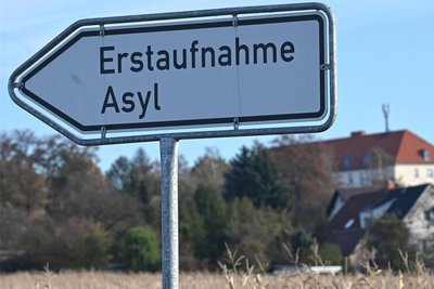 Blick auf die sächsische Erstaufnahmeeinrichtung für Asylbewerber in Chemnitz. Gegen den europäischen Trend kamen in Deutschland zu Jahresbeginn weniger Flüchtlinge an.