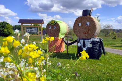 Lustige Strohballenpuppen laden bereits zum Fest ein.