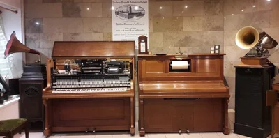 Selbstspielklaviere der Firma Hupfeld stehen im Musikkabinett von Jörg Einert.