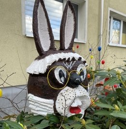 Bei dem riesigen Hasenkopf hat ihr Mann Wolfgang geholfen.