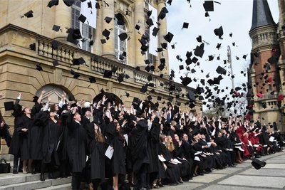 So wie die Studenten der TU Chemnitz können auch Plauener BA-Absolventen nun Hüte in die Luft werfen.