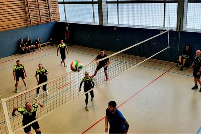 Der spätere Turniersieger SV Oberschöna I. (links) im Spiel gegen den Bobritzscher SV.