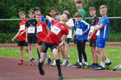 Zum Fünfkampf der Altersklassen U 12 und U 14 gehörte unter anderem der Schlagballwurf.