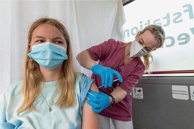 Impfung empfohlen: Seit Ende Mai ist der Impfstoff von Biontech/Pfizer auch für Kinder ab zwölf Jahren zugelassen. Die 14-jährige Lotta (vorn) hat das Angebot eines mobilen Teams gern angenommen. 