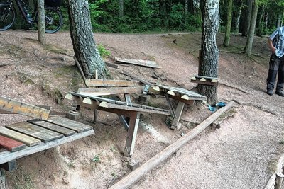 Am Stauweiher im Werdauer Wald hatten sich Senioren ihre eigene Bank gebaut. Die wurde jetzt von Unbekannten zersägt. Foto: Roland Schmutzler/PF