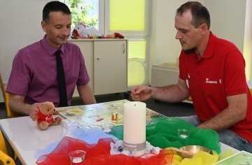 Ingo Reichel und Sebastian Brückner im neuen Trauerzentrum. 