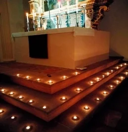 Die Augustusburger Schlosskirche erstrahlt am Samstag. 