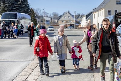 Endlich in Sicherheit: Rund 30 Kinder, Jugendliche und Frauen aus der Ukraine haben in Hermannsdorf Zuflucht gefunden. Rund 13 Stunden brauchte der Reisebus von der slowakischen Grenze bis ins Erzgebirge. Am Steuer saßen abwechselnd Jana Sonntag und Eddie Zergiebel. "Wir haben das gerne gemacht. Es ist ein kleiner Beitrag zum aktiven Helfen und unsere Fahrgäste sind so dankbar. Ich zittere - und zwar nicht wegen der Kälte", sagte Jana Sonntag.