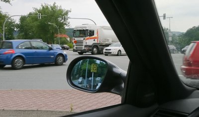 Gerade zu den Hauptverkehrzeiten stauen sich am Knotenpunkt der Kreuzung von Bundesstraße 169 und Staatsstraße 255 regelmäßig die Autos. Ein Kreisel soll die Lage entspannen. Doch der Weg dorthin ist schwierig.