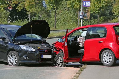 Bei einem Unfall auf der Uferstraße in Zwickau sind am Montagnachmittag laut Polizei zwei Personen leicht verletzt worden. 
