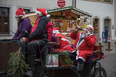 Mit einer Kutsche rollten die beiden Weihnachtsmänner durch Freiberg. 