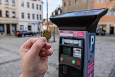 Parken in der Reichenbacher Innenstadt wird teurer. Die Verwaltung schlug 20 Cent für die erste halbe Stunde vor. Am Ende wurden es aber 35 Cent: 10 Cent für die ersten 15 Minuten und 25 Cent für die nächsten. 