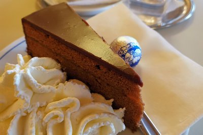 Sachertorte mit Schlagobers und Mozartkugel in der Café-Konditorei Fürst in Salzburg.