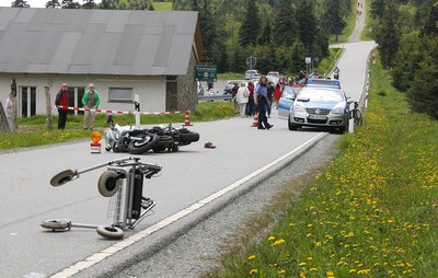 Der Motorradfahrer hatte aus ungeklärten Gründen Vollgas gegeben und war auf dem Hinterrad in die Gruppe gefahren.