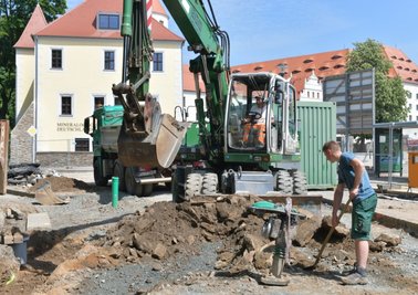 Baustelle Wallstraße in Freiberg: Mitarbeiter der Firma LSTW Roberto Juricka und Florian Wunderlich (r.) bei der Abraumberäumung . 