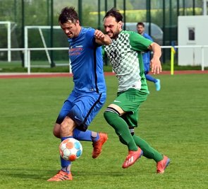 Toni Schulze (l.), hier gegen den Langhennersdorfer Sascha Benzing, brachte die Hainichener mit 1:0 in Führung. 