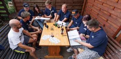 In Vorbereitung des Festwochenendes hatte Clubchef David Becker (4. v. r.) zahlreiche Absprachen mit Mitgliedern zu treffen. 