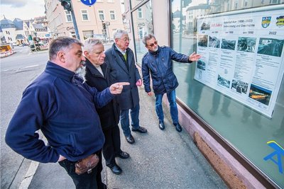 Im Bild. von rechts: Burkhard Ritter vom Museums- und Geschichtsverein Aue, Ortschronist Heinz Poller, Ortsvorsteher Thomas Colditz sowie Axel Schlesinger, der den Kaiser Barbarossa zur 850-Jahr-Feier von Aue verkörpern wird.