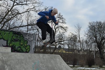 Auf der Skateranlage in Crimmitschau zeigt Quentin, der an der Sahnschule lernt, sein Können.