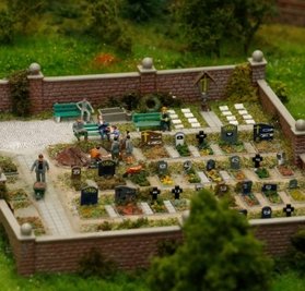 Auch ein Friedhof darf auf dem Eisenbahnbrett nicht fehlen.