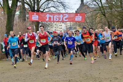 Der spätere Sieger Richard Vogelsang (Nummer 545) war beim Start über 10 Kilometer ebenso vorn dabei wie der zweitplatzierte Tore Machnow (116) und der auf Platz 3 laufende Lokalmatador Patrick Koburger (458).