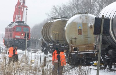 
              <p class="artikelinhalt">Der Unglücksort am Samstagmittag: Zwei Kesselwagen waren entgleist, einer mit Wasserstoffperoxid, einer mit Methanol. Bei einem Leck hätte eine explosive Mischung entstehen können. </p>
            