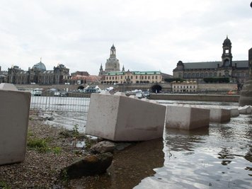 Die rund zwei Tonnen schweren Blöcke dienen als Barriere zur Sicherheit am Tag der Deutschen Einheit 2016 und sollen nach dem Anschlag in Nizza Ähnliches in Dresden verhindern.