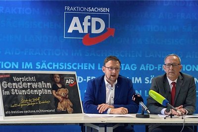 AfD-Bildungspolitiker Rolf Weigand (Mitte) und AfD-Fraktionschef Jörg Urban zur Präsentation ihrer Kampagne gegen "Genderwahn im Stundenplan".