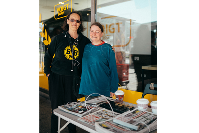Man hält hier zusammen: Die Zeitungsverkäuferinnen an ihrem Stand.