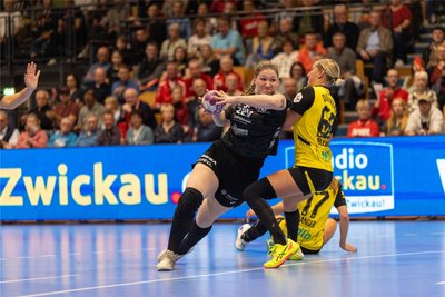 Victoria Hasselbusch (am Ball) und ihre Teamkolleginnen vom BSV Sachsen Zwickau wollen am Samstag zum dritten Mal in Folge ein Heimspiel gegen den TuS Metzingen gewinnen.