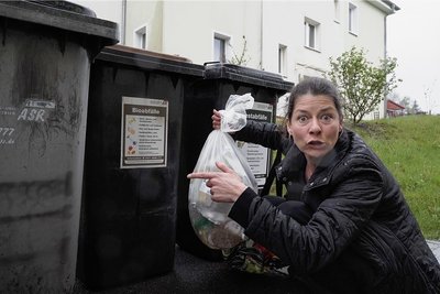 Isabelle Weh ist Müllfrevlern auf der Spur - in "Stücken aus dem halben Leben" nach Texten von Fitzgerald Kusz. Das Fritz-Theater präsentierte die Premiere am Samstag auf Zoom.