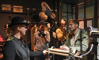 Musiker und Sänger Felix Räuber (rechts) von Polarkreis 18 war mit einem Team zu Dreharbeiten für eine zehnteilige Fernsehproduktion im oberen Vogtland unterwegs. Dabei wurde auch in der Steampunk-Pension im Weltraumbahnhof bei Nancy Preller (links) gedreht. 