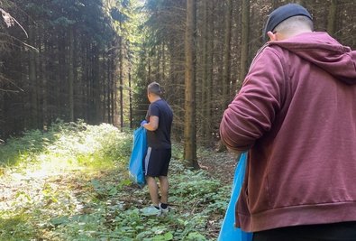 Müll findet sich um Rossau selbst auf selten begangenen Waldwegen. Nach der Sammelaktion ist es erstmal sauber.