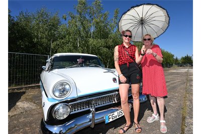Mit einem Ami-Straßenkreuzer waren Katja und Ursula Hainke als Zuschauerinnen gut beschirmt mit von der Partie.