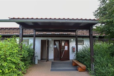 Von außen noch ganz ansehnlich, ist der älteste Sanitärtrakt des Campingplatzes Gunzenberg an der Talsperre Pöhl dennoch - vor allem im Inneren - in die Jahre gekommen. 