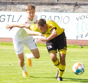Plauens Ondrej Nyber (rechts) zieht hier an Aues Zugang Sam Schreck vorbei. Der VFC siegte 6:2.