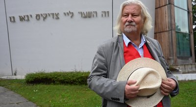 Egmont Elschner, Cheforganisator der Chemnitzer Tage der jüdischen Kultur, vor der Synagoge an der Stollberger Straße. 